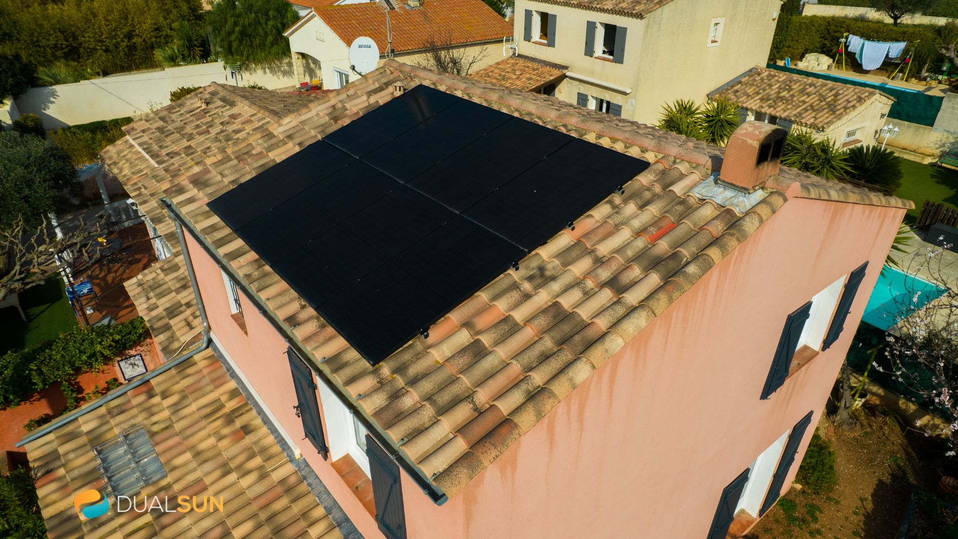 Avec ses 8 panneaux photovoltaïques il veut préparer lavenir