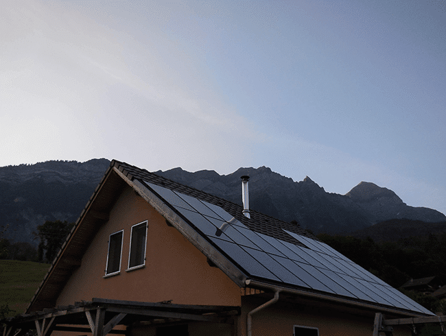 photo-installation-panneaux-solaires-thermiques-photovoltaîque-DualSun-montagne-2