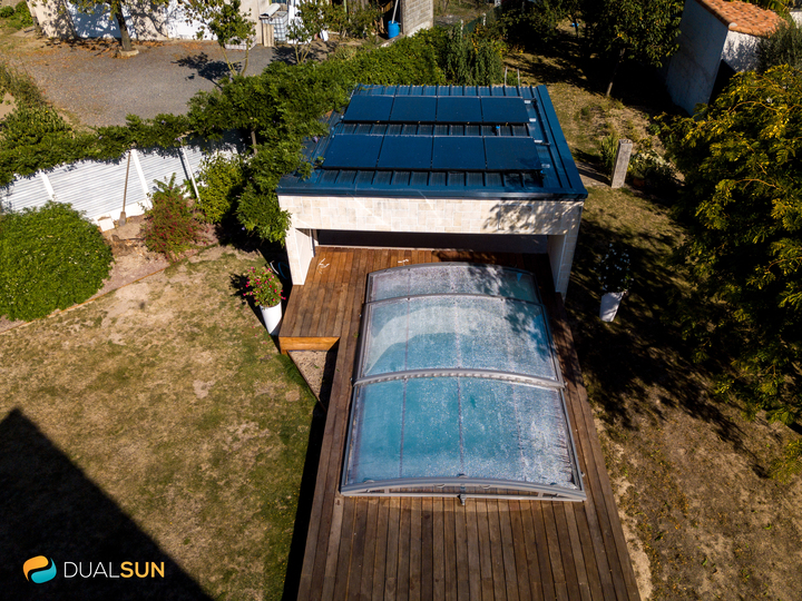 panneau solaire sur abri pour piscine