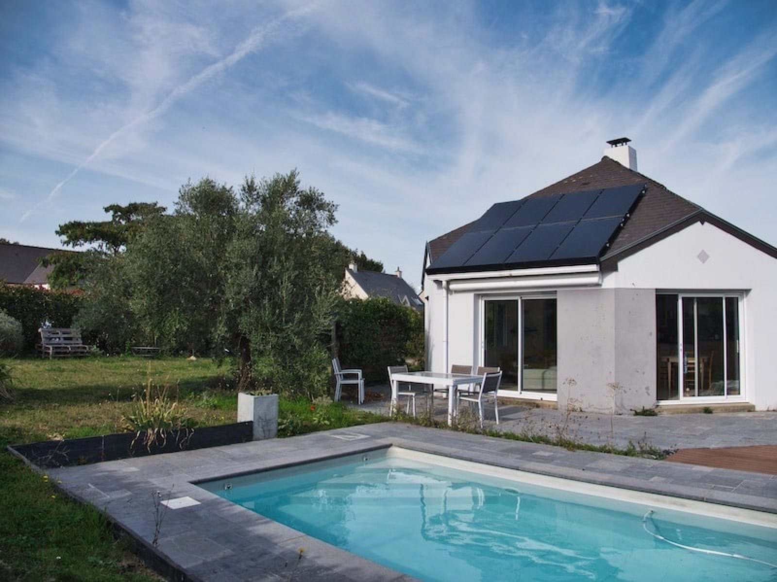 la-chapelle-sur-erdre-panneau-solaire-hybride-piscine-autonome-dualsun-nantes
