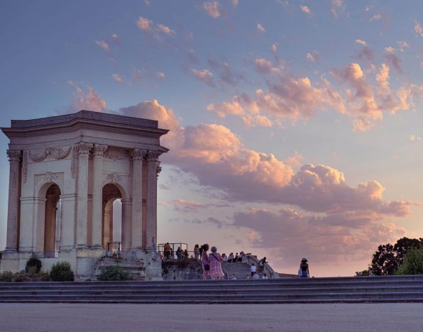 vue de montpellier au coucher du soleil